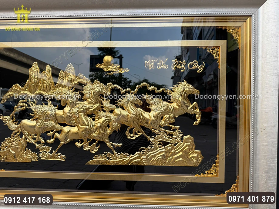 Chữ "M&atilde; Đ&aacute;o Th&agrave;nh C&ocirc;ng" được chạm th&uacute;c nổi theo lối thư ph&aacute;p